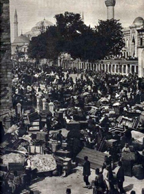 YANGIN Bu felaketler karşısında halkın birbiri ile olan dayanışması ve yardım seferberliklerini afetlerle savaşan kurumların tarihçelerinde bulabiliyoruz. 1912 yılında gerçekleşen İstanbul yangınının ardından mağdur duruma düşen halk Sultanahmet Meydanı’nda toplanarak bir araya geldi ve hayata devam edebilmek için yardımlaştı.