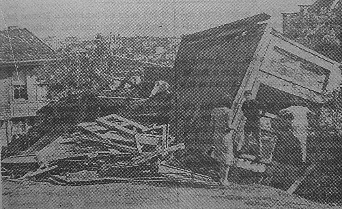 ŞİDDETLİ RÜZGAR  3 Temmuz’da İstanbul’da birdenbire kopan hortuma benzer bir rüzgar sağanağı muhtelif yerlerde hasara sebep oldu. Fotoğrafta Kurtuluş, Yenişehir’de bu şiddetli rüzgardan yıkılan bir evi gösteriliyor. (4 Temmuz 1940 Akşam Gazetesi’nden.)