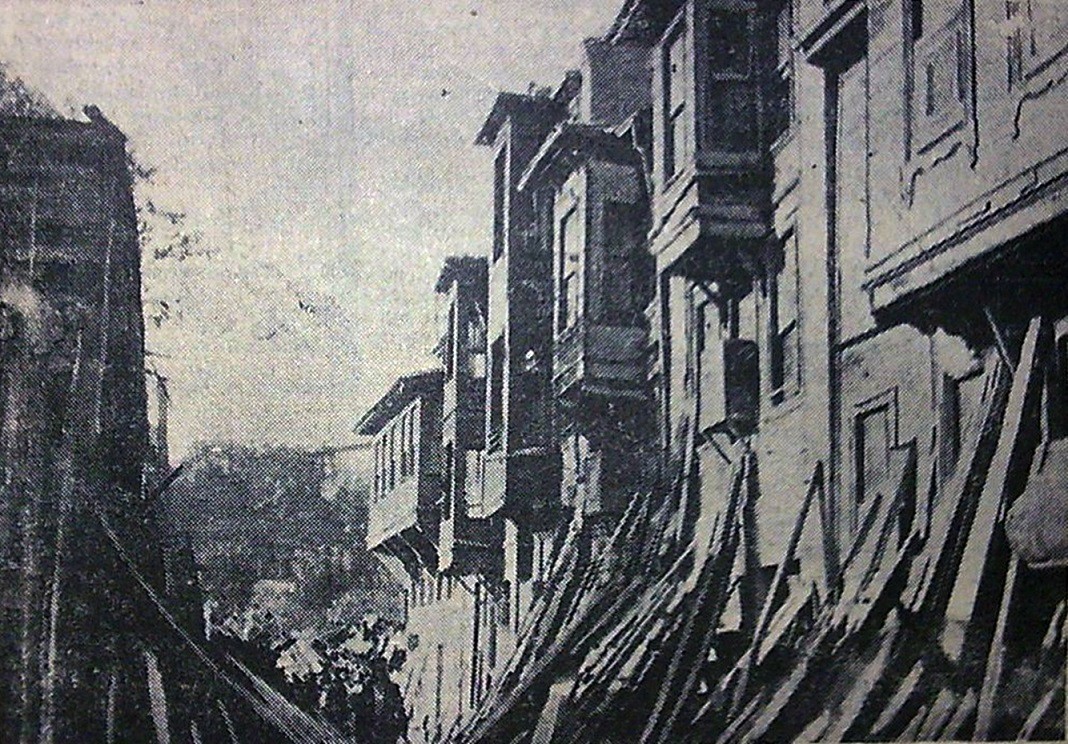 Fotoğrafta İstanbul’un bir semtinde yıkılmakta olan evler görülüyor. (2 Ekim 1956 Cumhuriyet Gazetesi’nden.)