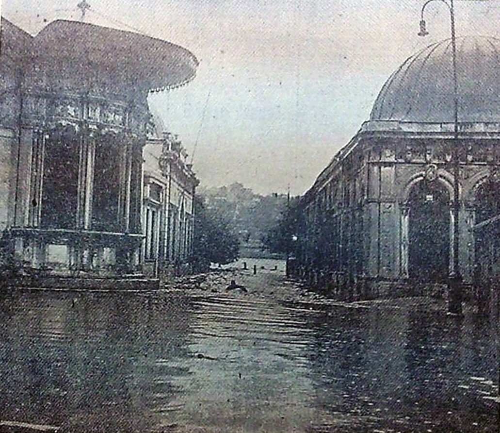 SU BASKINI 7 Eylül 1966 tarihinde çıkan yağmurda tarihi türbeleri su bastı. Sandukalar yerlerinden oynadı. Eyüp ile Haliç birleşti. Fotoğraf Eyüp Sultan’dan. (8 Eylül 1966 Hürriyet Gazetesi’nden.)