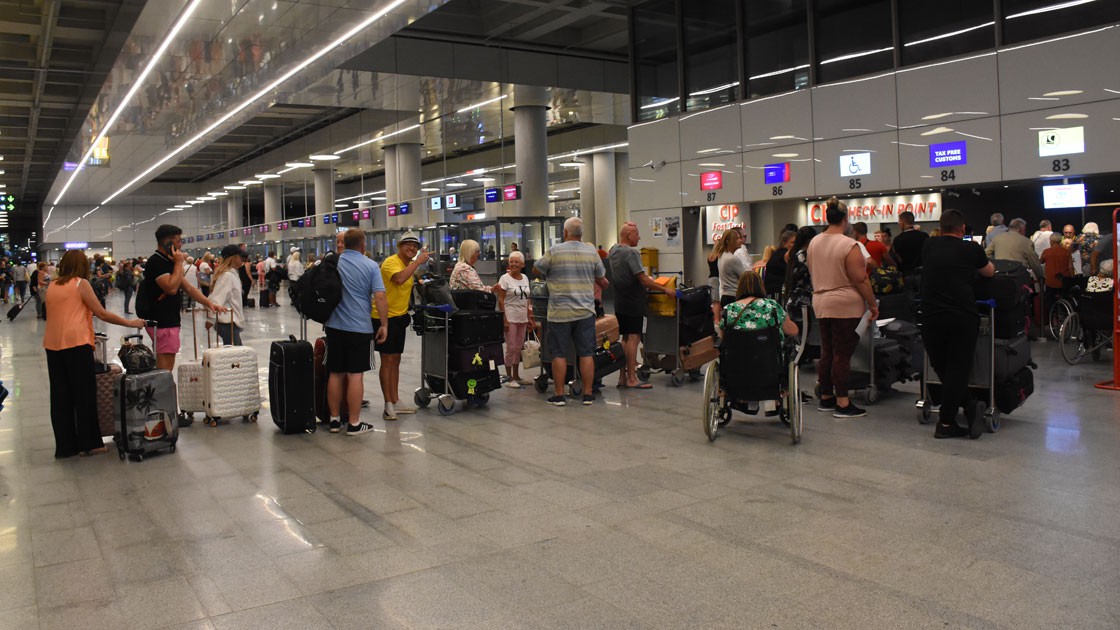 Otelciler başta olmak üzere tüm esnafı sağduyulu olmaya davet eden Ayhan,