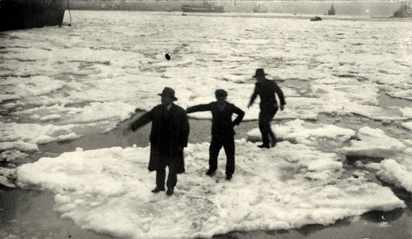 BUZ AKINI Tuna Nehri’nden kopup gelen buz kütleleri İstanbul Boğazı’na kadar ulaştı. İstanbulluları tedirgin eden bu doğa olayını bazıları da buzların üzerine çıkıp fotoğraf çektirerek bugüne ulaştırdı.