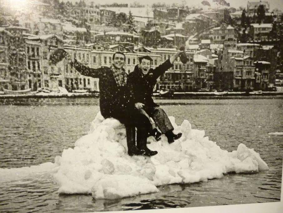 BUZ AKINI 1954 kışında Arnavutköy kıyısından Boğaz'ı kaplayan buz kütlelerinde poz verenler.