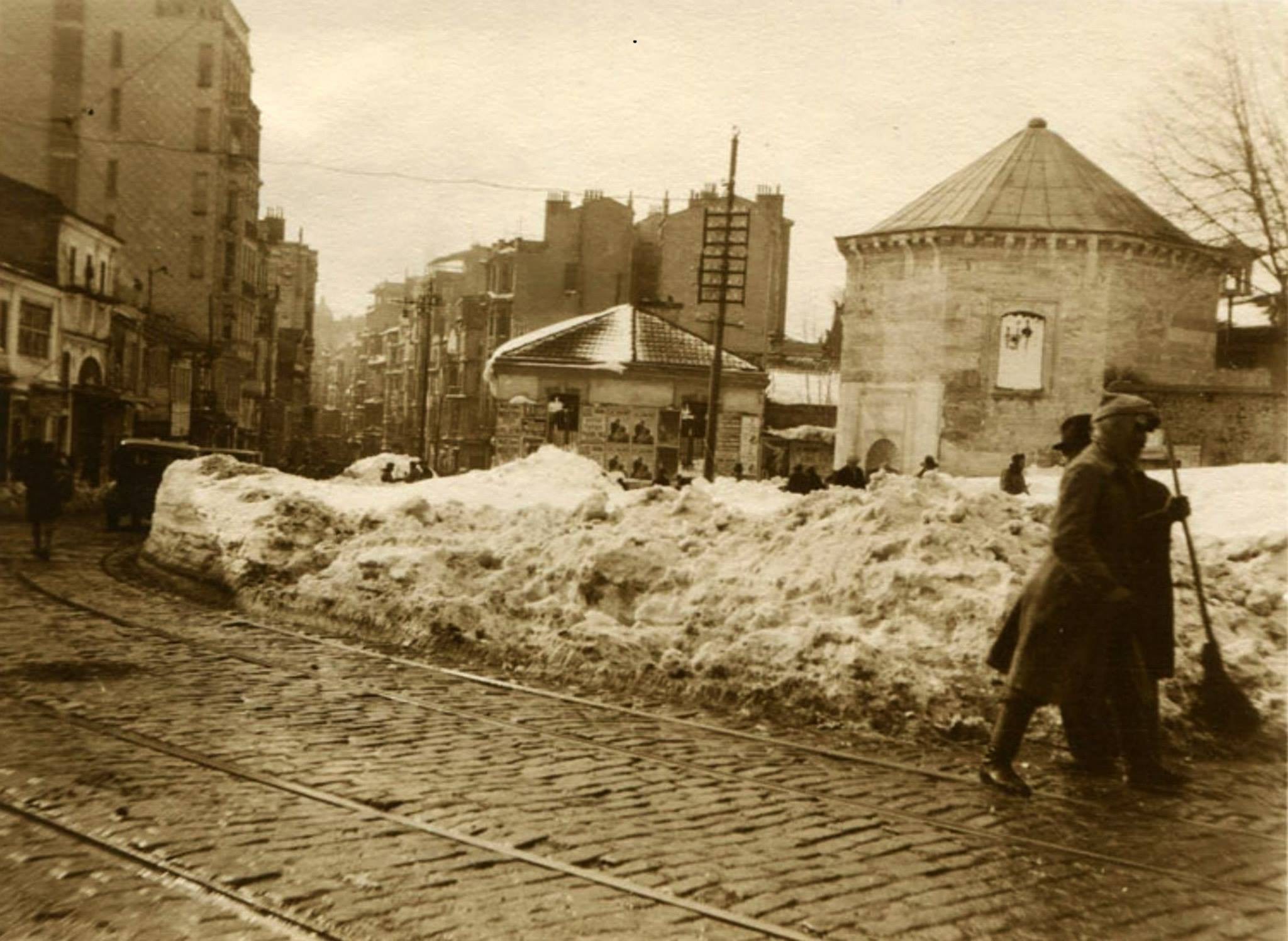 ŞİDDETLİ KAR YAĞIŞI Taksim Meydanı'ndan İstiklal Caddesi'ne girişte kar kümeleri o yıl aşırı kar yağışının halatı olumsuz etkilediğinin bir göstergesi.