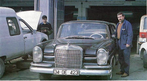 TARIK SARI / AMERİKAN OTOMOBİLLERİN BEYEFENDİ USTASI / Tarık Sarı, küçük yaşlardan itibaren otomobillere ilgi duydu. Bu ilgi onun eğitimine ara vererek, 13 yaşında mesleğe başlamasına neden oldu. O zamanın popüler ustalarından, Pavlo Usta'nın yanında yetişti. Kendini bildi bileli hep Amerikan otomobilleri ile uğraştı. Klasik otomobillerini doktoru olarak tanındı. Mesleğe cemiyetlerde görev yaparak da hizmet verdi. Atatürk Oto Sanayi Sitesi yöneticilerinden oldu. İstanbul Oto Sanatkarları Esnaf Odası yönetim kurulu olarak uzun yıllar hizmet verdi. Kısa zaman önce rahatsızlığına yenik düşerek aramızdan ayrılan Sarı'nın dükkanını yine aynı adresinde oğlu devam ettiriyor.