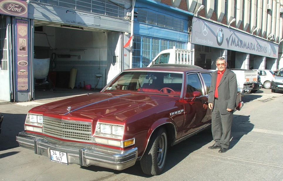 Tarık Sarı, GM Otomotiv olarak faaliyet gösterirken, bir araba üzerinden önce babalarına sonra da çocuklarına servis verdiğini söylüyordu.  İşini çok sevdiğini ve severek yaptığı için de çok şanslı olduğunu vurguluyordu. Bu fotoğraftaki 1978 Model Buick Limited’i ilk sahibi devrin sanayicilerinden olan Seyfi Üstün’den 2004 yılında satın alarak klasik otomobilin ikinci sahibi olmuştu. Tarık Sarı, bu çok beğendiği modeli satın alıp sahip olduktan sonra da araca aynı bir tutku ile bakmaya devam etmişti. Gerçek bir beyefendi idi. Kulaklarımızda onun “İnsan sevdiği işi yapmalı.”  sözleri yadigar kaldı.