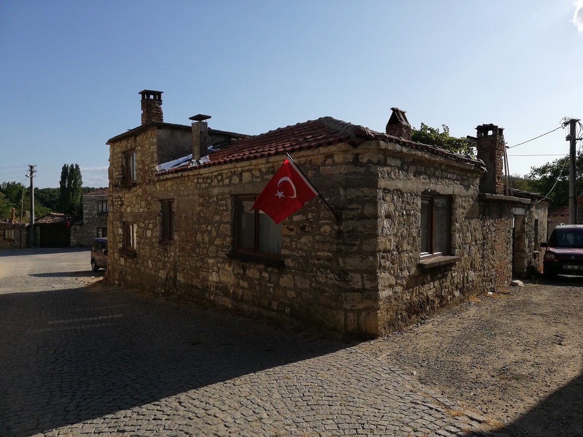 KÖYDEN EVLİYA ÇELEBİ DE GEÇMİŞ
Köyün tarihinde başka yolcular da var.
Buradan Evliya Çelebi de yüzyıllar önce geçmiş. 17’ncı yüzyılda seyahatnamesinde şimdiki Bigalı’ya geldiğini anlatarak, buradan Gelibolu’ya geçtiğini not düşmüş.