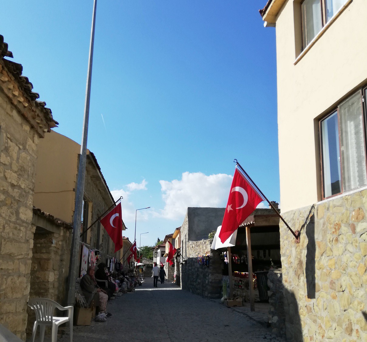 HATIRALAR KÖYE KATKI SAĞLIYORBu hatıraların dolaylı yoldan köylülerin geçimine de destek olduğunu anlıyoruz. Bal satan, evde ürettiklerini satan, el emeklerini ve hediyelik eşyaları satan köylü kadınlar, ev ekonomisine katkı sağlıyor.