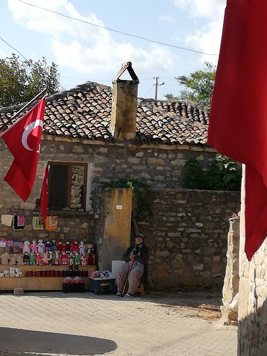 BURADA İNSAN MERKEZE KONARAK HAREKET EDİLİYOR
Köye bir de kütüphane kuruluyor. El sanatları kursları açılıyor. Kısacası burada insan merkeze konulmuş. Pek çok ayrıntıdan bunu anlıyoruz. Restorasyon sırasında askerlerin duvar taşlarını kazıdığını da öğreniyoruz.