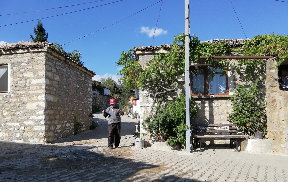 BURADA TARİHE SAYGI TEK DEFALIK DEĞİL ÖMÜRLÜK
Köyde