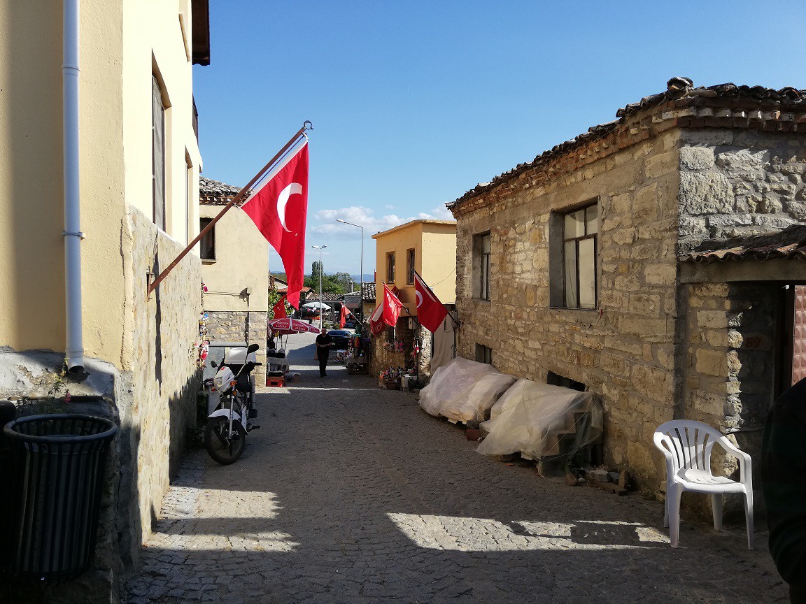 MÜZEDE SİZİ SAVAŞTAN KALMA MEKTUPLAR KARŞILIYOR
Tüm odaların duvarlarında o döneme ait fotoğraflar, Atatürk’e ait şahsi eşyalar, savaştan kalma mektup ve evraklarla, döneme ait canlandırmalar mevcut. Binanın alt katında biri büyük, diğeri küçük olmak üzere iki oda bulunuyor.