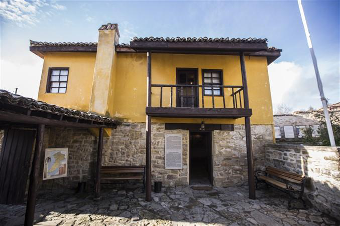 ATATÜRK’ÜN YILLAR ÖNCE KALDIĞI EV, BUGÜN MÜZE
Atatürk, 19’uncu Tümen’in kumandanı olarak, gelip muhtarın evinde misafir oluyor. Bu evi bugün karşımızda “Atatürk Evi ve Müzesi” ismi ile müzeye dönüştürülerek ziyarete açılmış olarak görüyoruz.