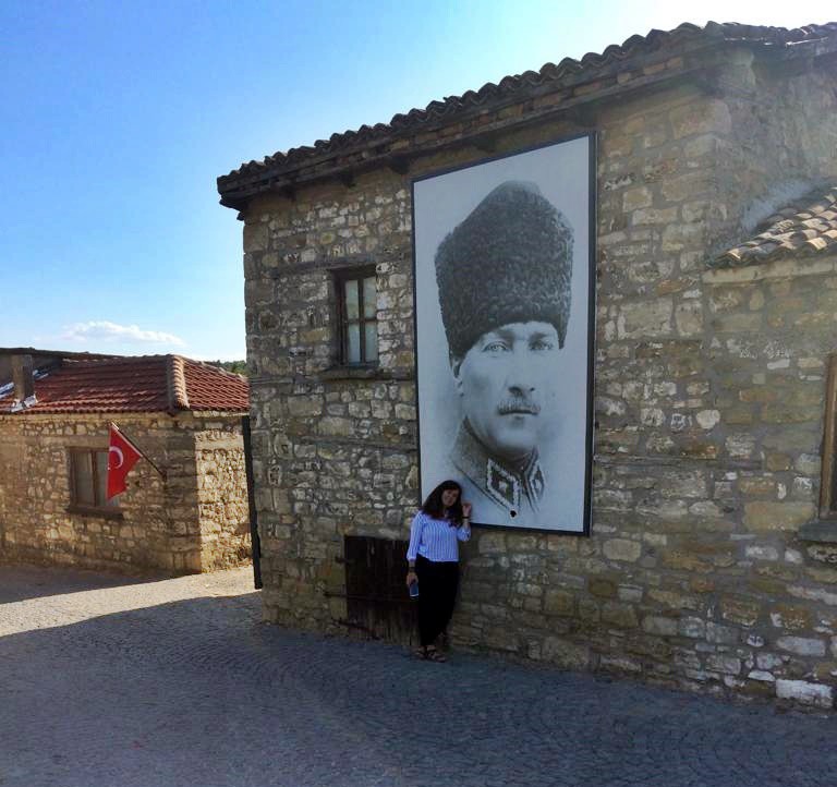 KÖYE ZOR ULAŞIYORUZ
Çanakkale’deyiz. Bigalı köyüne gitmek istiyoruz. Burası şehrin dışında. Patika yollardan gidiliyor. Yol üzerinde köy adına sadece bir tane yönlendirme tabelası var. Diğerlerinde sadece “Atatürk Evi” yazıyor. Aracımızla kıvrımlı asfaltta ilerlerken tek tük rastladığımız araçları durdurup, yolun tarifini soruyoruz.