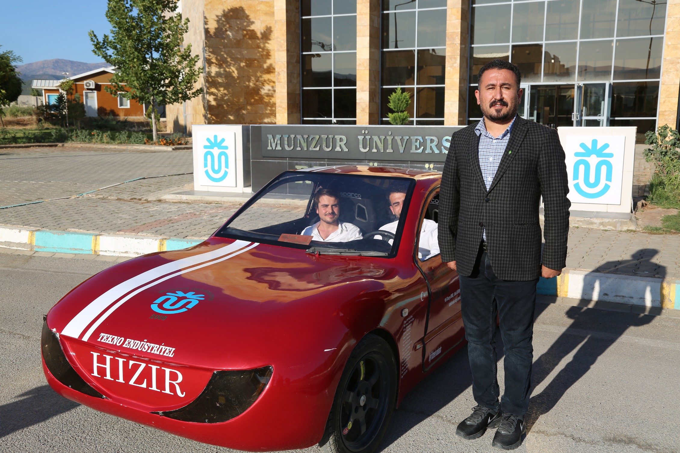 Tamamlanan araca ilişkin bilgi veren Elektrik Elektronik Mühendisliği Bölüm Başkan Yardımcısı Yardımcı Doç. Dr. Bilgin Zengin, “Hızır aracımızdan önce biz 2017 yılında TÜBİTAK’ın alternatif enerji araçlar yarışına Munzur isimli aracımızla katılmıştık. O ilk tecrübemiz olduğu için gerek hız ve mesafe anlamında istediğimiz hedefe ulaşamamıştık. 72 takım arasında 17’inci olarak ilimize başarıyla döndük. Bu araç bir önceki aracımıza göre 22 km/saat hızla daha fazla hız yapabiliyor. Munzur aracımızda 100 kilometrede 1.3 lira sarfiyatımız söz konusuydu bu aracımızda ise 100 kilometrede 1.2 lira bir sarfiyat söz konusu. Bu anlamda aracımızın performansı ve ekonomikliği gayet üst düzeyde” dedi.