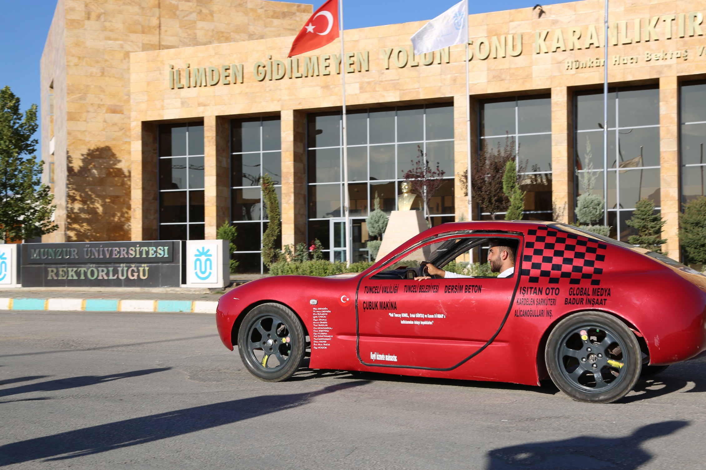 “ALMANYA'NIN MERCEDES'İ VARSA TUNCELİNİN DE HIZIR'I VAR”
Türkiye’nin en ekonomik, bütçeyi yormayan aracı olduğunu aktaran Zengin, “Bizim elektronik araç teknolojisini gerek ilimizde gerek ülkemizde yaygınlaştırma isteğimizden biri fosil yakıtlar dünyada terk edilmeye doğru gidiyor. Yenilenebilir enerji kaynakları sistemleri son derece revaçta. Aracı yaklaşık 53 bin liralık bir maliyetle ortaya çıkardık. Nasıl Almanya’nın Mercedes’i ve BMW’si, İtalya’nın Porche’si ve Ferrari’si varsa Tunceli’mizin de kendi ürettiği Hızır markası var.” diye konuştu.