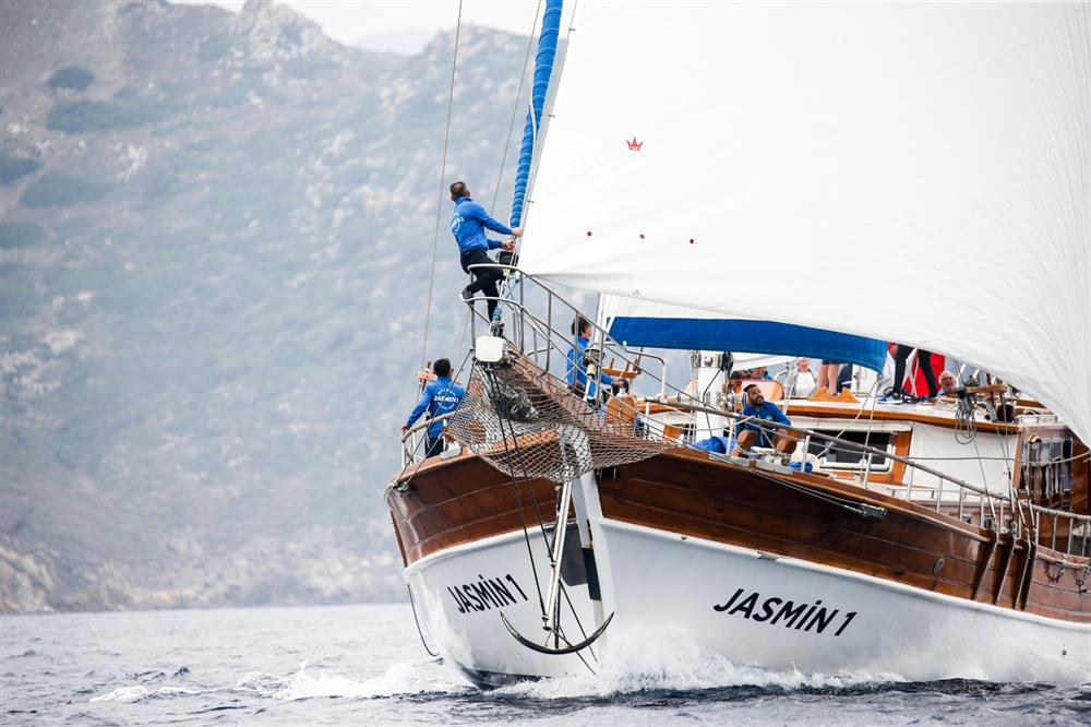 MAVİ YOLCULUK YEMEK YARIŞMASI DA DÜZENLENİYOR
ERA Bodrum Yelken Kulübünün 30’uncu yılını geride bıraktığı buluşmada bu yıl oluşturulacak sevgi çemberinin yanı sıra hava koşullarına bağlı olarak, Gastronometro'nun dünyaca ünlü şefi Maximilian J.W. Thomae'nin jüri başkanlığında Mavi Yolculuk Yemek Yarışması düzenlenecek.