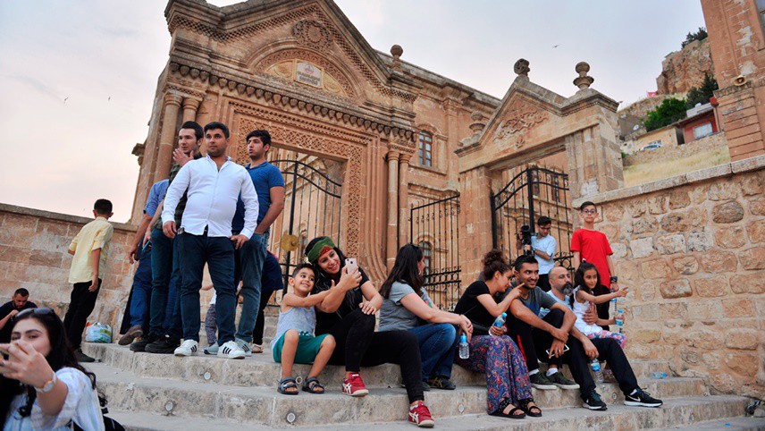 MARDİNTarihi ve mimari açıdan Doğu'nun eşsiz kenti Mardin, çevre illerde yaşayanlarca ara tatilde gidip ara sokaklarında kaybolunacak ve kendisine has yemeklerin pişirildiği lokantalara uğranılacak bir kent özelliği taşıyor.