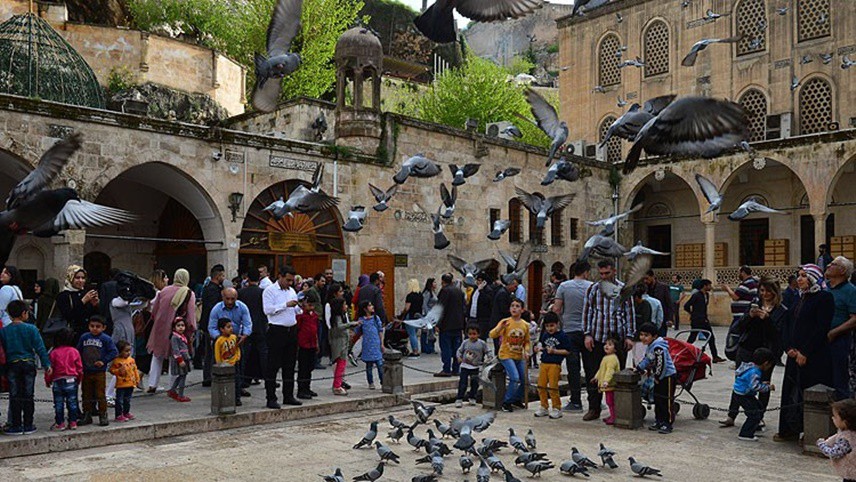 ŞANLIURFATarihi, mimarisi, yaşam şekli, efsaneleri ve mutfağı ile mutlaka ama mutlaka gidilmesi gerek bir ilimiz.