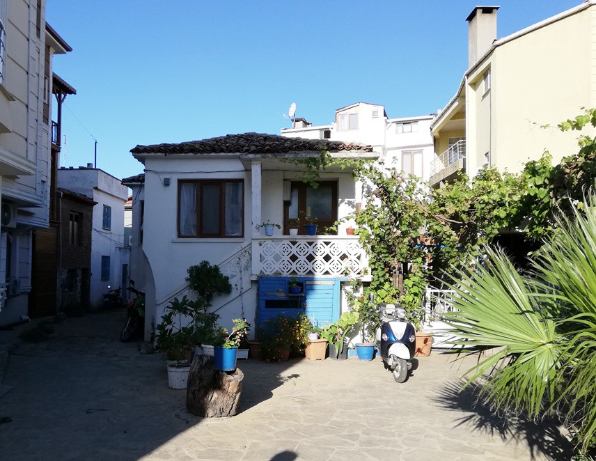 TİPİK GÖKÇEADA EVİ
İşte tipik bir Gökçeada evi daha. Büyük şehrin hengamesinden uzak. Yazık soğutan, kışın ısıtan yapı malzemelerine sahip korunaklı bir yuva.