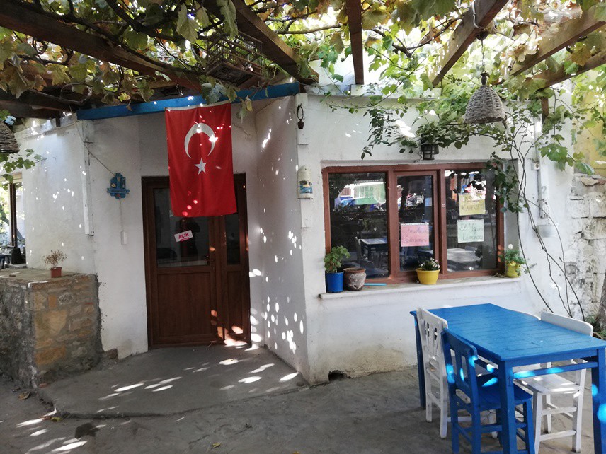 TÜRK BAYRAĞI HER YERDE
Çanakkale ili şehitler mekanı olduğu için insanı da Türk bayrağına ayrı bir düşkün doğrusu. İş yerlerinde, binaların dışlarında mutlaka anlı şanlı Türk bayrakları asılı.