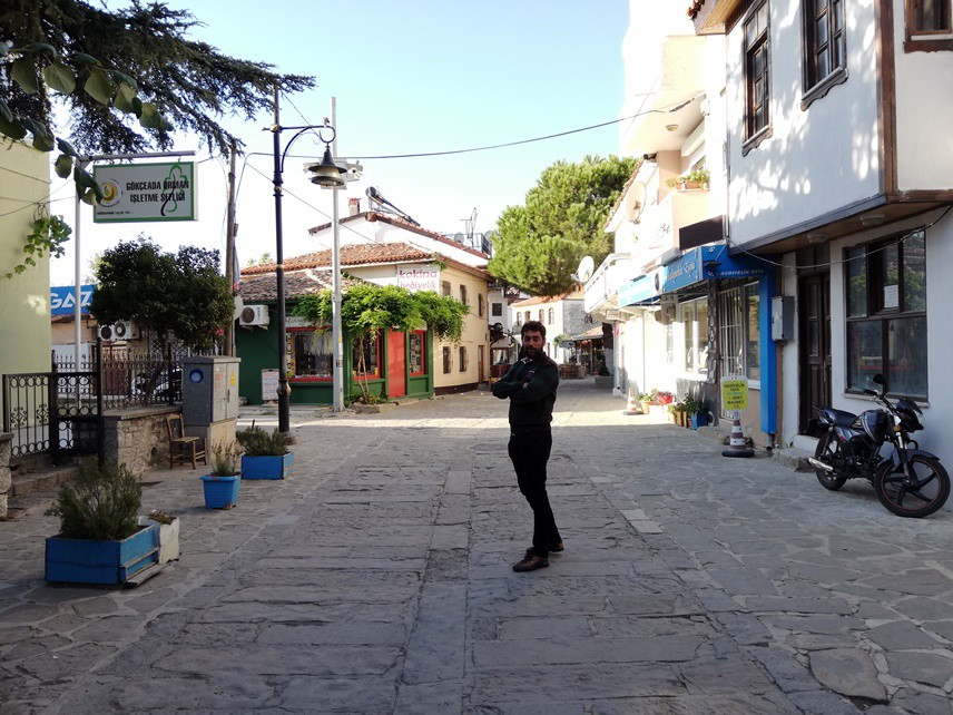 HAVALAR SOĞUĞUNCA TURİST SAYISI AZALIYOR
Havaların soğuması ile birlikte adanın içindeki turist sayısı azaldığı belli. Ara sokaklarda ise insanlar bir elin parmakları kadar az sayıda dolaşıyor.
