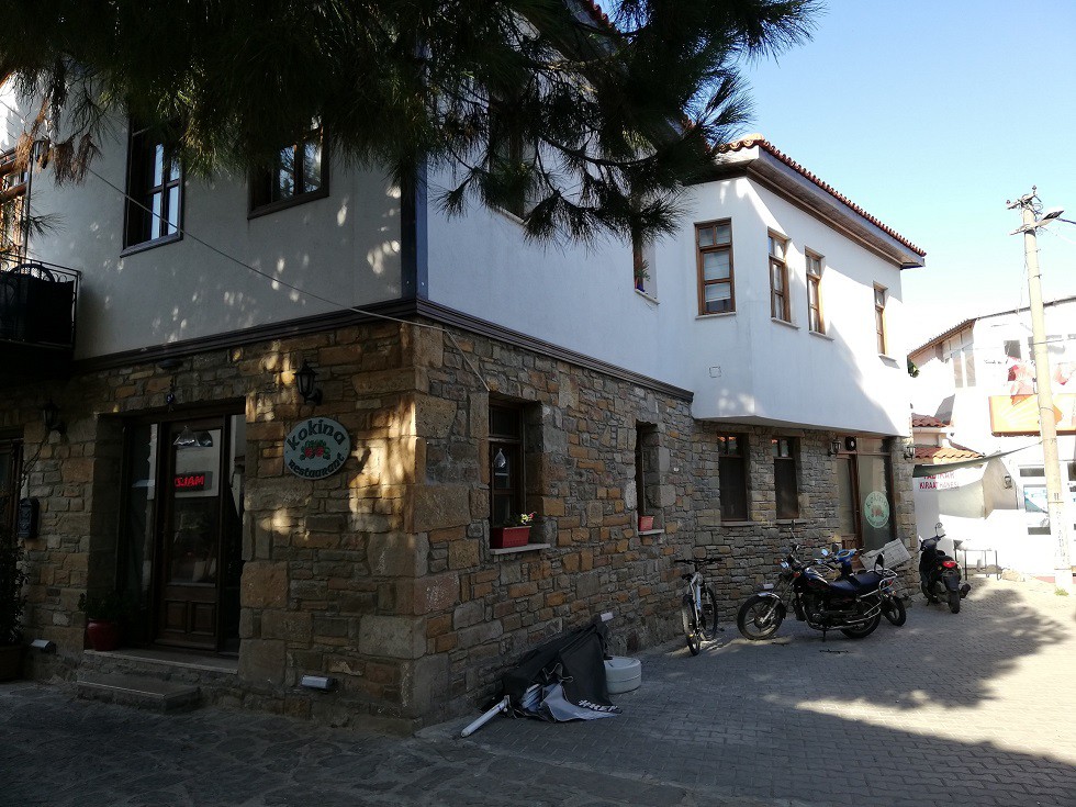 EVLER HAYRANLIK SEBEBİ
Adadaki evlerin mimarisi ayrıntılarına girdikçe, insanı kendisine hayran bırakıyor.