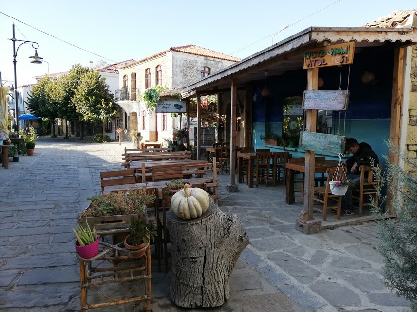 KABAKLAR BURADA SÜS OLMUŞ
Kırsal kesimin kullandığı objeler, lokantaların süsü olmuş durumda. Ama bu kullanım iyi adapte edilmiş ve çok bölgeye yakışmış.