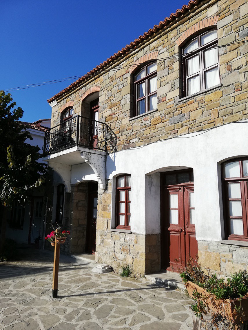 EVLERİN ADADAN ÇIKAN TAŞLARDAN YAPILMASI ZORUNLU
Adanın kendisine özgü bir taşı var. Yeni evlerin yapılmasına izin verilmiyor. Onarılacaklar ve zorunlu yapılacaklara da bu taşı kullanması şart koşuluyor.
Ama buna rağmen etrafta konuştuğumuz yerli halk, 10 sene öncesinden başlamak üzere beton yapılaşmalar yapılmasına göz yumulduğu söyleniyor.
