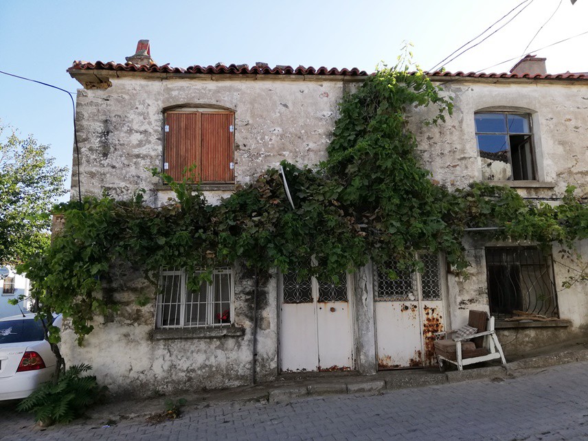 KONFORA DEĞİL KEŞİFE HAZIR OLUN
Kendinizi Gökçeada'da konforlu bir tatile değil doğayla baş başa, huzurun ve temiz havanın kucağında tarihi keşfetmeye, yürümeye, dolaşmaya, farklı kıyılarından denizine girmeye hazırlayın.
