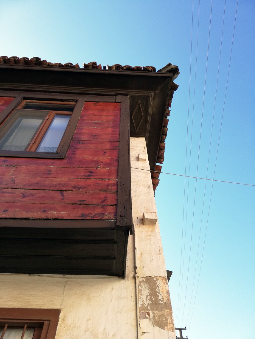 PANSİYON VE OTEL VAR
Adada konaklayabilmek için pansiyondan otele birçok tesis bulmak mümkün ama sakın aralarında beş yıldızlı bir tatil köyü bulacağınızı düşünmeyin. Çünkü bu adanın ruhuna, mimarisine, yaşam biçimine ters. Burada konaklamak seçenekleri arasında karavan ve çadırlarınızla gelip kamp da yapabileceğinizin olduğunu unutmayın.