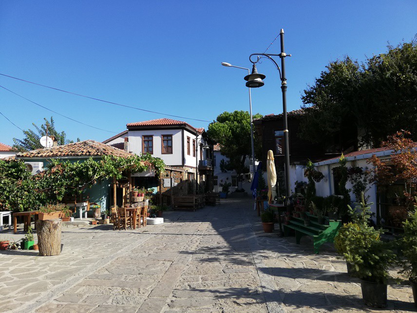 SOKAKLARDA ESKİ RUM EVLERİ
Adanın sokaklarında sizi eski Rum evleri karşılıyor. Evlerin mimarisinde özellikle kapı ve pencerelerde özel el işçiliği dikkat çekiyor. Evler demir ve ahşap ustalarının eserleri ile dolu. Bu Rum evlerinin bazıları Cundalı. Çoğu da balkonlu. Çünkü burası aslında bir sayfiye yeri. Evlerin balkonlarında ve camlarında da bulunan özel yapılmış çiçeklikler arasındaki çiçekler, bulunduğu yerden sarkarak evin duvarlarını sarıyor.