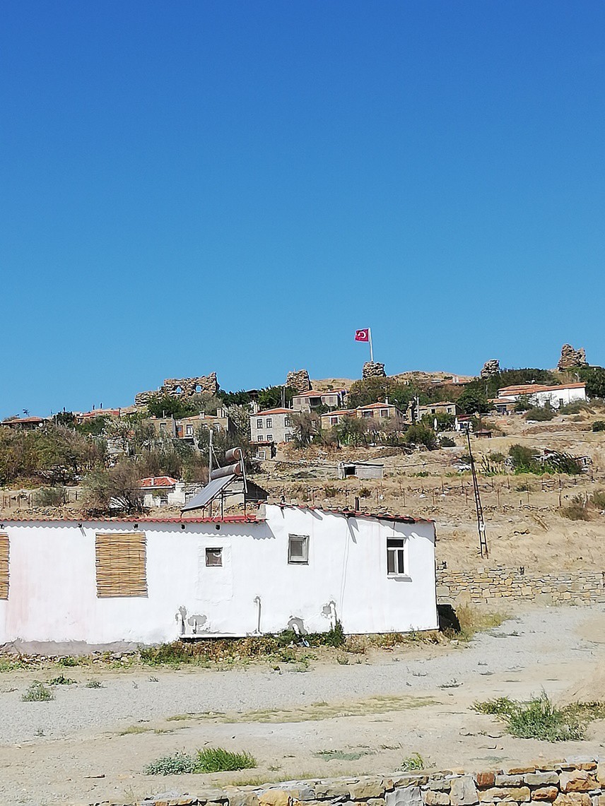 TEPEDEN ETRAFA HAKİM OLMAK İÇİN
Kale, adanın önemli bir tarihi kalıntısı. Kale, adanın her tarafına hakimiyet sağlanması için o tepeye yapılmış ve adını re doğal olarak bulunduğu yerleşim birimine vermiş.