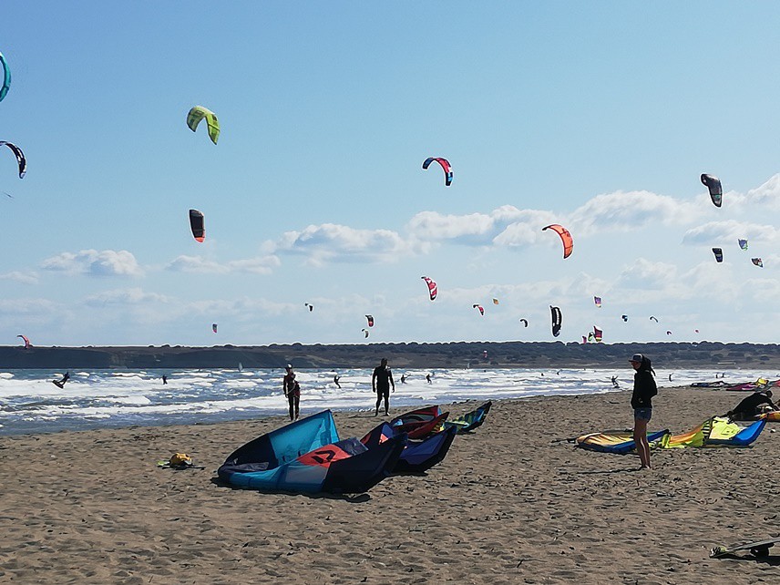 SU SPORCULARININ ADRESİ “KEFALOS”
Kefalos’a su sporları yapmak üzere karavan, çadır ve araçları ile gelen turistler, arabalı vapurlarla adaya giriş yapıyorlar. Bu sporcuların en sevdiği mevsim ise yaz sonu. Soluğu adanın koylarında alan sporcular, yoğun rüzgar ve suyun soğukluğuna rağmen özel giysilerini giyerek su ile buluşuyorlar.