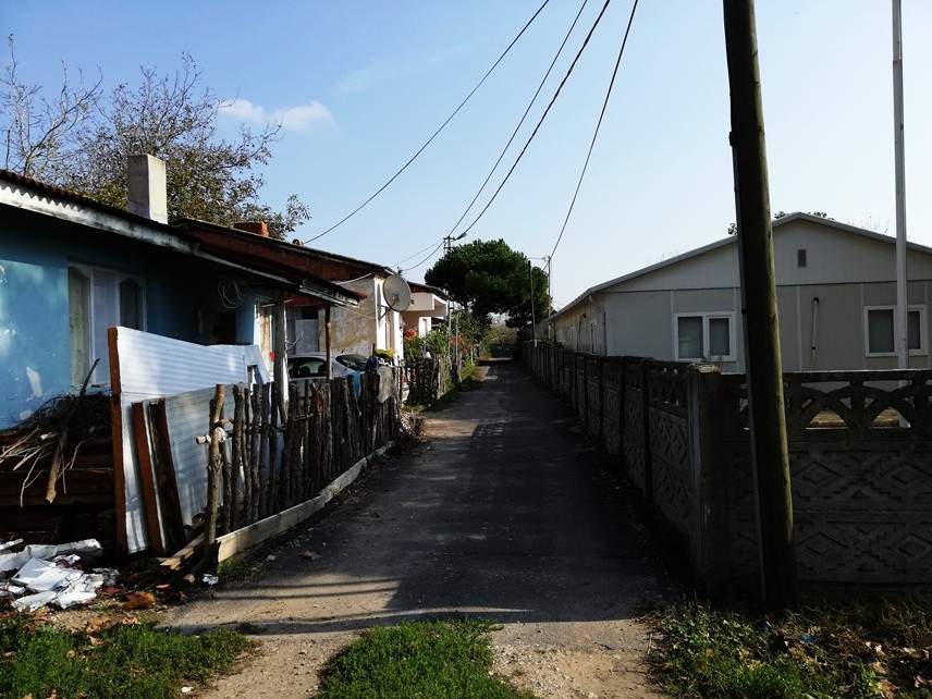 SİLİVRİ, İSTANBUL’UN PİKNİK YERİ
İstanbul’un il sınırları o kadar geniş ki bir uçtan diğer uca giderken hava durumu ve bitki çeşitliliği bile değişebiliyor. Bu nedenle merkeze oranla daha çok yeşil alanı bulunan ve deniz kıyılarında denize girme olanağı sunan Silivri, eskiden İstanbul’un merkez ilçelerinde oturanlar tarafından yazlık ve piknik yeri olarak kabul görüyordu.