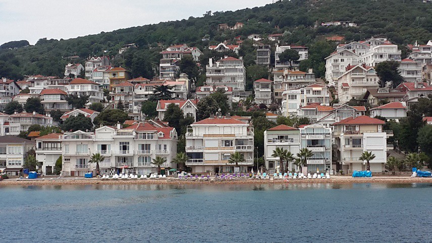 Eminönü’nden Adalar vapuruna biniyoruz. Yaz bittiği halde hem vapurun kalktığı iskele hem de vapur hınca hınç dolu. Arap turistler, yerli turistler, satıcılar, müzisyenler ve biz. Vapur önce Kadıköy’e uğruyor.  Kınalıada ise 2’nci durakta.