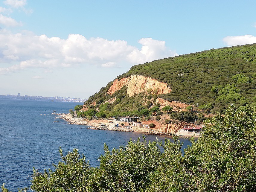 MEKANLAR KAPANIYOR
Denize giren olmadığı için şezlonglar toparlanmış, mekanlar sandalyelerini üst üste koymuş.