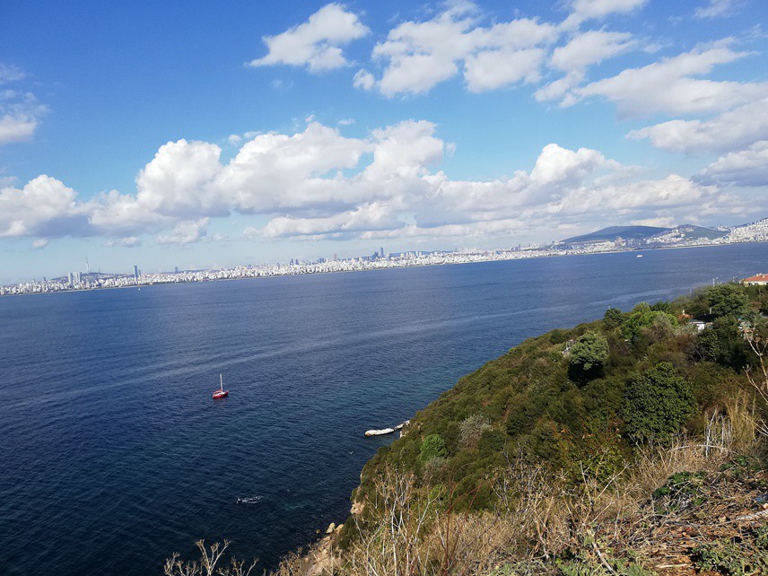 İSTANBUL UZAKTAN BETON YIĞINI GİBİEn tepede durup manzarayı seyrediyoruz. Manzara doyumsuz güzel ama kötü bir yanı var. Karşıdan gördüğümüz İstanbul resminin içinde hiç yeşil yok, her yer beton beyazı.