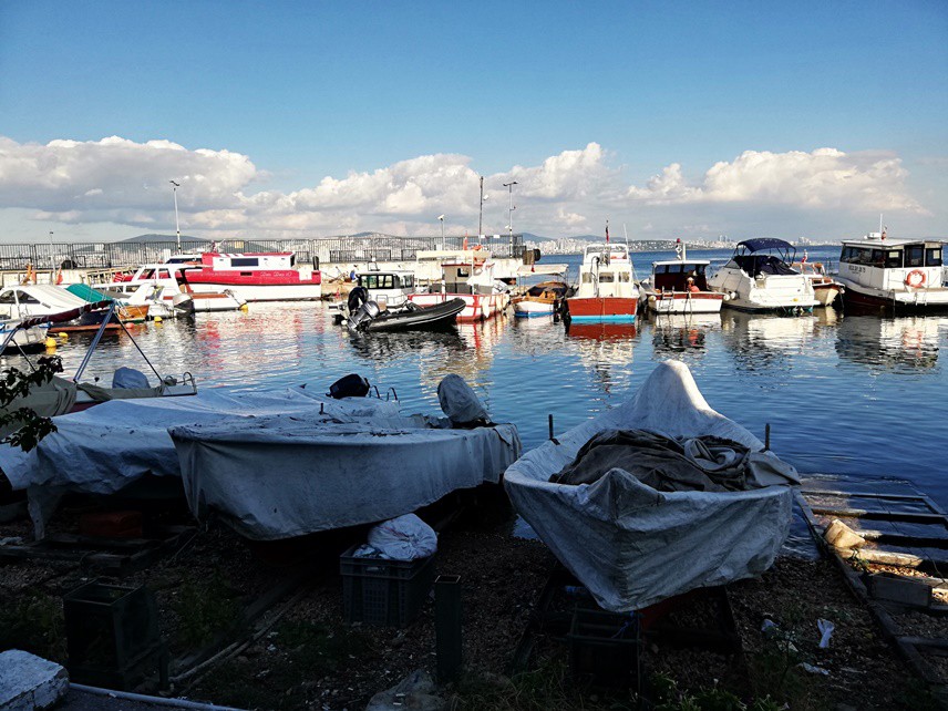 Merkezin kayık limanı da sanki bütün bir sezon çok yorulan kayıkları durgun suda dinlendiriyor gibi.