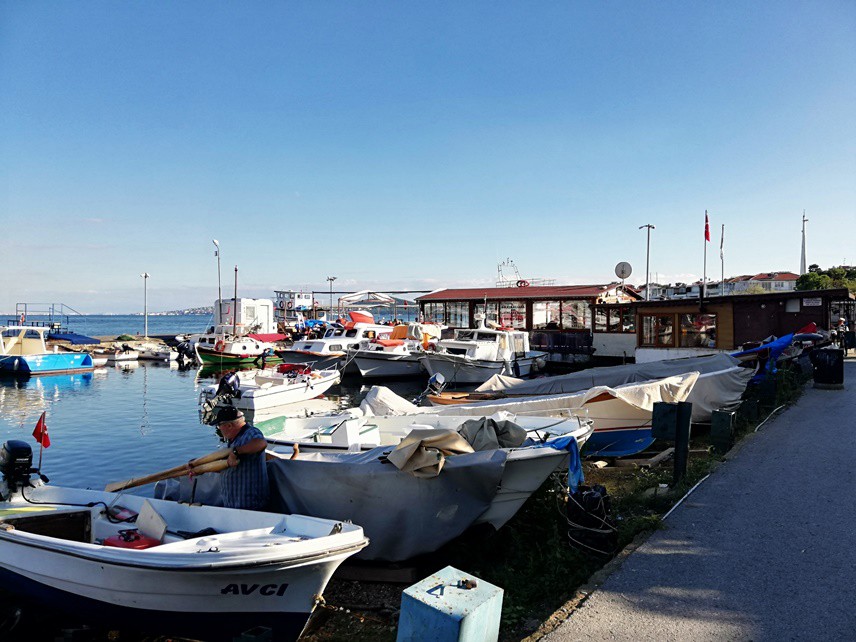 ADANIN ORTASINDA BAŞKA BİR DÜNYAAdanın ortasında, sahilinden içeriye doğru girildiğinde başka bir dünya var. Lokantalar, çay bahçeleri burada.