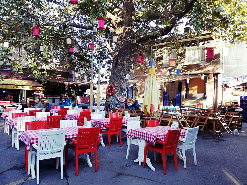 ADA YABANCI TURİSTLERE DE HER MEVSİM HİTAP EDİYOR
Burada İranlı turistleri görüyoruz. Bir hayli kalabalıklar. Masalara yayılmışlar, masaları bizden daha dolu ve onlar de hallerinden memnun görünüyorlar.