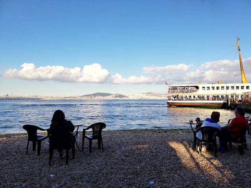 Alileler, birbirinin fotoğrafını çeken arkadaşlar manzaranın güzelliğine güzellik katıyor.