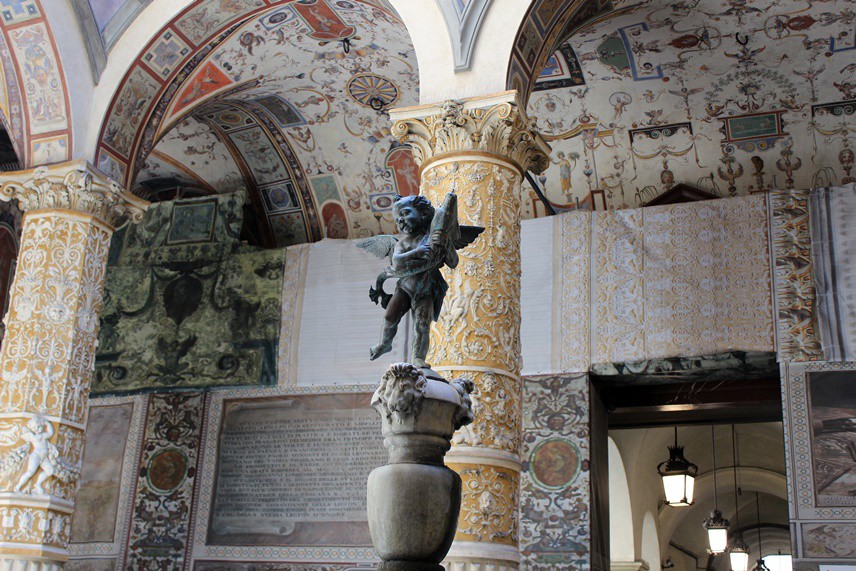 FLORANSA HAYALLERİMDEKİ GİBİNihayet hayallerimdeki Floransa’dayız. Burası tam da düşündüğüm gibi. Bin yıl önce yapılmış bir kent, öylece korunmuş. İşte İtalyanların en büyük başarısı da bu.(Palazzo Vecchio, İtalya'nın Floransa kentinin belediye binası. Michelangelo'nun David heykelinin bir kopyasını tutan Piazza della Signoria'ya ve bitişikteki Loggia dei Lanzi'deki heykel galerisine bakıyor.)