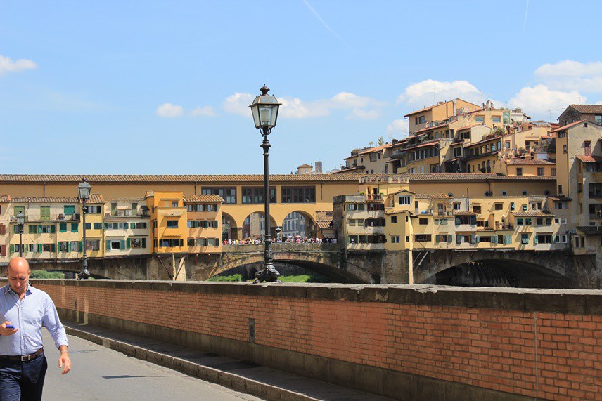 “Neyse artık bir yer bulduk ya” deyip odalara yerleşiyoruz ve tuvalete ilk girdiğimde gördüğüm iki tuvaletli detay tuhafıma gidiyor.(Ponte Vecchio, Arno Nehri üzerinde bulunan, çok meşhur bir köprü. Nehrin en dar kısmında yer alıyor.)