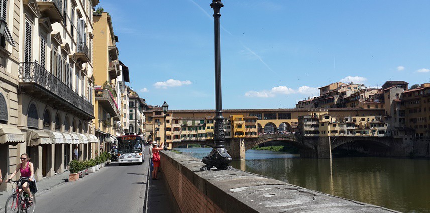 Bu yollardan; ressam, besteci, siyasetçi, sanatçı nice isim geçti. Bu şehirde Michelangelo, Leonardo da Vinci, Giuseppe Verdi, Vincenzo Bellini, Sandro Botticelli, Donatello, Dante Alighieri, Antonio Vivaldi, Gian Lorenzo Bernini’nin ayak izleri var.