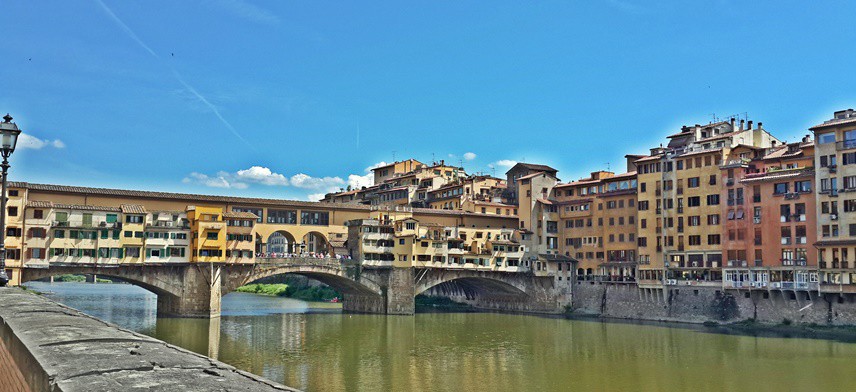 Floransa'nın en gözde aileleri Pitti, Strozzi, Pazzi ve Medici'nin evleri, yaptıkları eserler kenti zenginleştirerek bir miras bırakmış.
