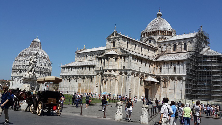 Alan içinde Pisa Katedrali’nin dışında Pisa Kulesi ile birlikte Pisa St. John Vaftizhanesi, Campanile ve Abidevi Mezarlık da yer alıyor.