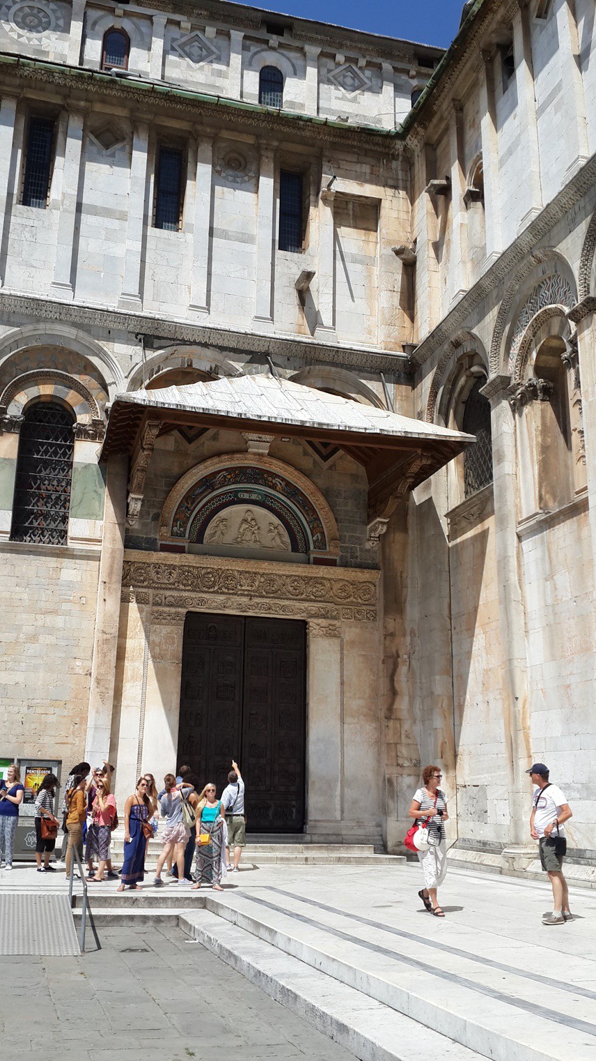 MEYDANA YÜRÜYEREK GİTTİMMağazalar ile dolu cadde üzerinden dümdüz ilerleyerek Pisa Kulesi’nin bulunduğu alana ulaşılabiliyor. Fotoğraflarını hep görüp, çok merak ettiğim Pisa Kulesi’ne kadar bu yolda heyecanla yürüdüm.