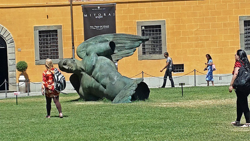 Pisa Kulesi'nin içinde yer aldığı meydandaki büyük yeşil alan gelen ziyaretçiler için hiç beklemedikleri bir sürpriz gibi varlığı ile insanı rahatlatıyor.