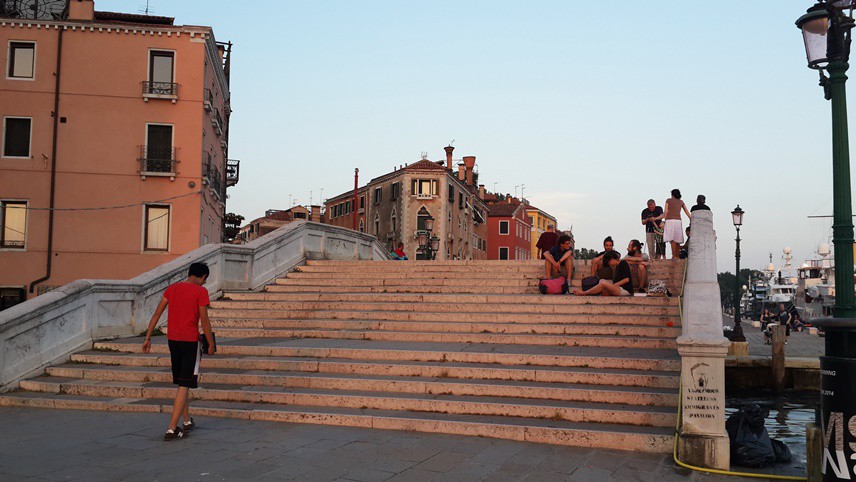 Venedik'te iz bırakan eserlerden birisi de “Ponte dei Sospiri” yani “Ahlar Köprüsü”.