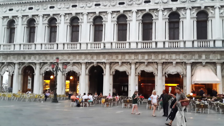 DUCALE SARAYI BÜYÜLÜYORVenedik'te bulunan Palazzo Ducale’nin bir kısım da meydana bakıyor. Burası, Venedik gotiği tarzında yapılmış bir saray. Saray Venedik dükalarının köşküymüş. Alt katta bir dizi kemer kullanımı, enteresan matematiği ile insanın hafızasına kazınıyor.